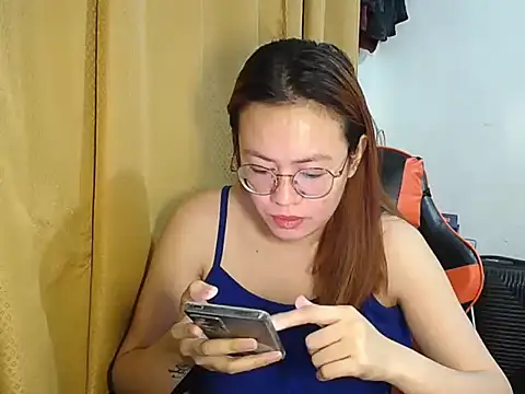 Snapshot of crizzybel chatting on December 4, 2025, 6:49 pm crizzybel online show from December 4, 2025, 6:49 pm