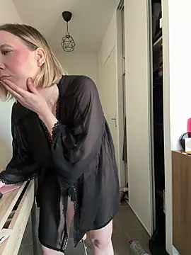 Snapshot of dollssfr chatting on March 5, 2025, 11:38 am dollssfr online show from March 5, 2025, 11:38 am