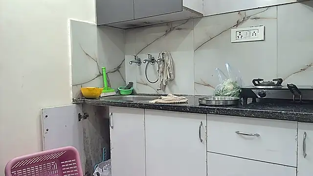 Zoya Varma004 online show from January 21, 2025, 2:22 am