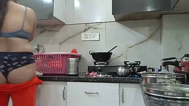 Zoya Varma004 online show from February 5, 2025, 6:13 am