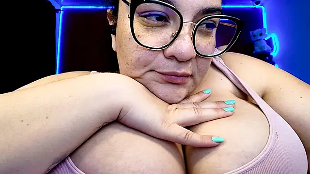 lulubigtitts1 online show from February 6, 2025, 7:35 am