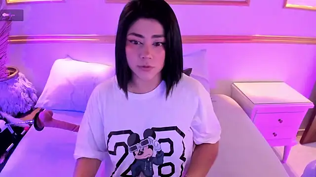 lucy26  online show from September 13, 2025, 2:33 am