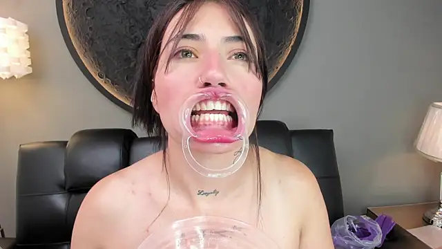 miss sharlotte18 online show from January 25, 2025, 6:23 am