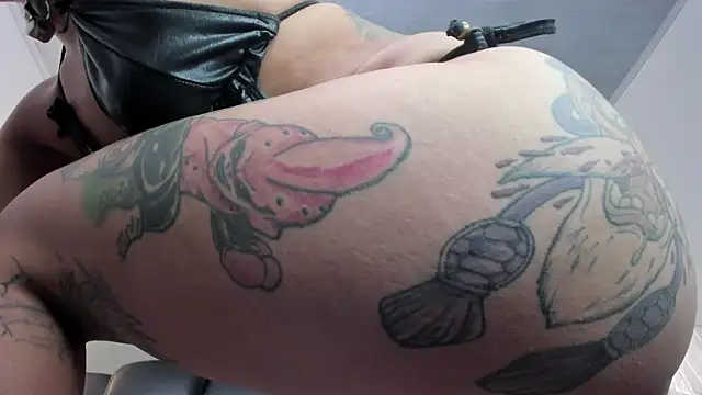 Snapshot of miss_vaiolette chatting on February 18, 2025, 2:16 pm miss vaiolette online show from February 18, 2025, 2:16 pm