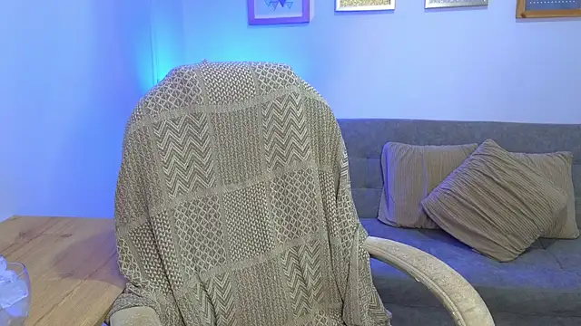 annylouis online show from December 2, 2025, 7:09 pm