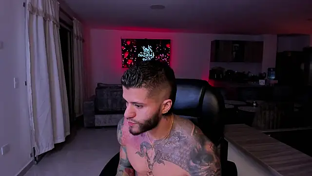 Snapshot of Frank_Farrell chatting on February 14, 2025, 4:58 am Frank Farrell online show from February 14, 2025, 4:58 am