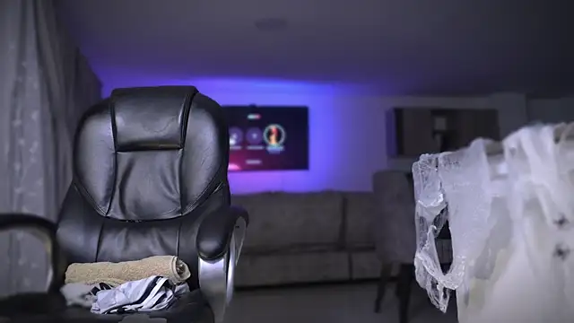 Snapshot of Frank_Farrell chatting on October 28, 2025, 3:32 am Frank Farrell online show from October 28, 2025, 3:32 am