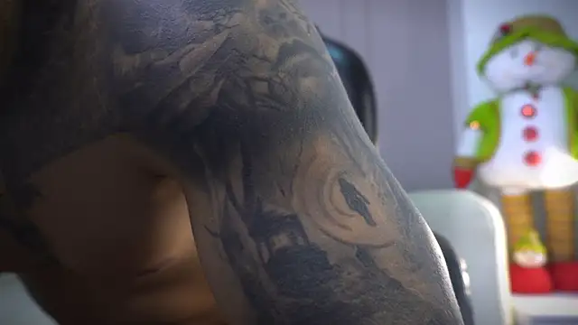 Snapshot of Frank_Farrell chatting on November 19, 2025, 10:10 pm Frank Farrell online show from November 19, 2025, 10:10 pm