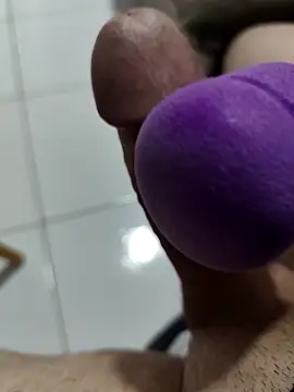 Snapshot of oliveira3tt chatting on December 18, 2025, 4:35 pm oliveira3tt online show from December 18, 2025, 4:35 pm