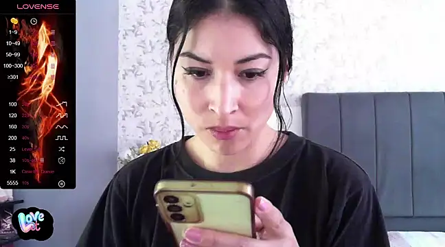 Snapshot of Sweet-Angie chatting on February 13, 2025, 5:11 pm Sweet-Angie online show from February 13, 2025, 5:11 pm