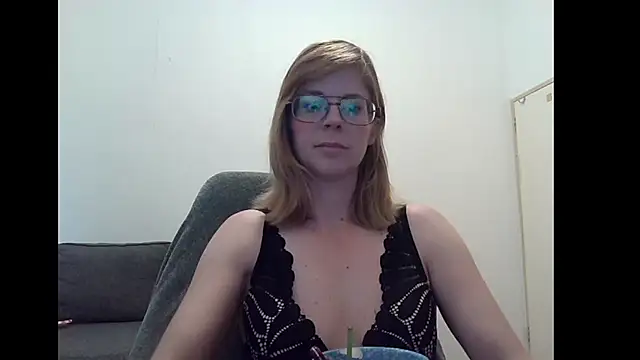 Snapshot of SavannaGirly chatting on October 18, 2025, 7:31 am SavannaGirly online show from October 18, 2025, 7:31 am