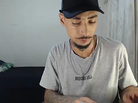 Snapshot of emiliano_hottt chatting on October 13, 2025, 4:01 am emiliano hottt online show from October 13, 2025, 4:01 am