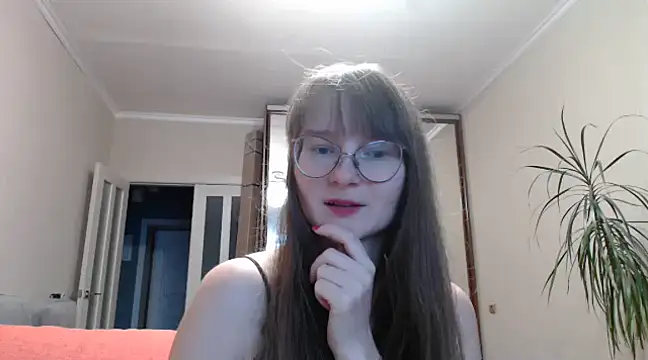 KiraGoldens online show from December 12, 2024, 8:14 am