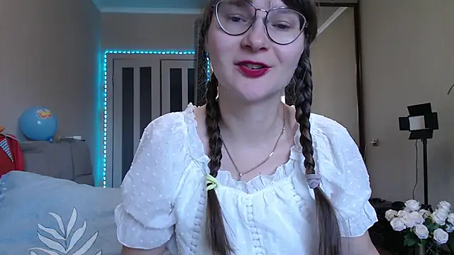 KiraGoldens online show from September 21, 2025, 6:04 am