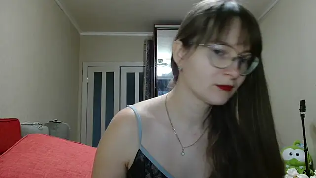 KiraGoldens online show from November 5, 2025, 6:13 am