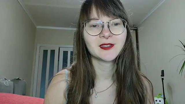 KiraGoldens online show from November 6, 2025, 7:20 am