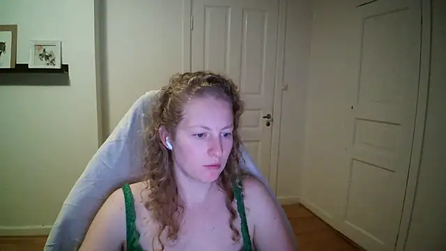 Girlnina-1995 online show from November 3, 2025, 7:26 pm