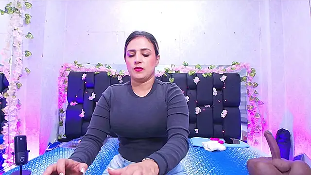  carolina fox online show from September 9, 2025, 3:06 am