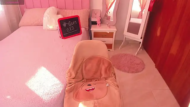 Snapshot of whitneyhot chatting on September 9, 2025, 11:43 am whitneyhot online show from September 9, 2025, 11:43 am