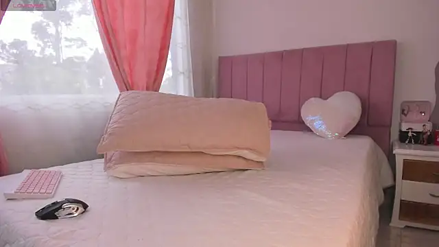 Snapshot of whitneyhot chatting on September 19, 2025, 11:22 am whitneyhot online show from September 19, 2025, 11:22 am