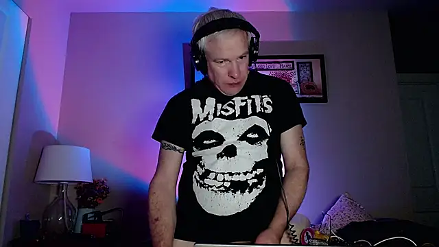 Snarfle82 online show from November 20, 2025, 1:11 pm