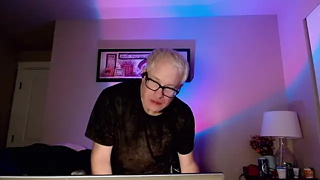 Snarfle82 online show from November 30, 2025, 7:56 am