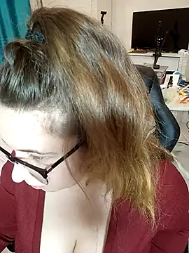 Snapshot of DienkaGreen chatting on November 6, 2025, 5:08 am DienkaGreen online show from November 6, 2025, 5:08 am