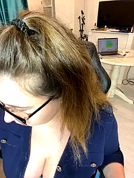 Snapshot of DienkaGreen chatting on November 16, 2025, 6:35 pm DienkaGreen online show from November 16, 2025, 6:35 pm