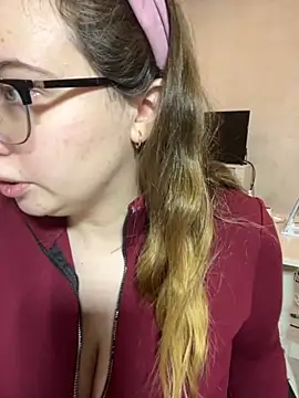 Snapshot of DienkaGreen chatting on November 20, 2025, 4:23 am DienkaGreen online show from November 20, 2025, 4:23 am