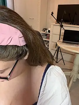 Snapshot of DienkaGreen chatting on November 26, 2025, 8:37 am DienkaGreen online show from November 26, 2025, 8:37 am