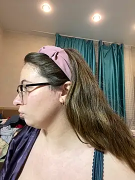 Snapshot of DienkaGreen chatting on December 1, 2025, 2:22 pm DienkaGreen online show from December 1, 2025, 2:22 pm