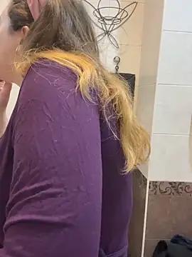 Snapshot of DienkaGreen chatting on December 2, 2025, 6:30 am DienkaGreen online show from December 2, 2025, 6:30 am