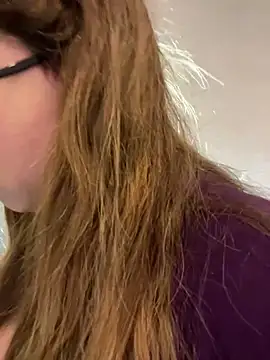 Snapshot of DienkaGreen chatting on December 3, 2025, 12:25 pm DienkaGreen online show from December 3, 2025, 12:25 pm