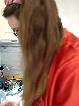 Snapshot of DienkaGreen chatting on December 14, 2025, 1:05 pm DienkaGreen online show from December 14, 2025, 1:05 pm