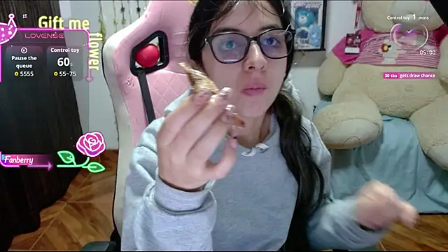 Maggie Fox3 online show from September 14, 2025, 2:33 am