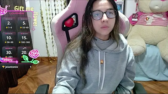 Maggie Fox3 online show from September 18, 2025, 3:19 am