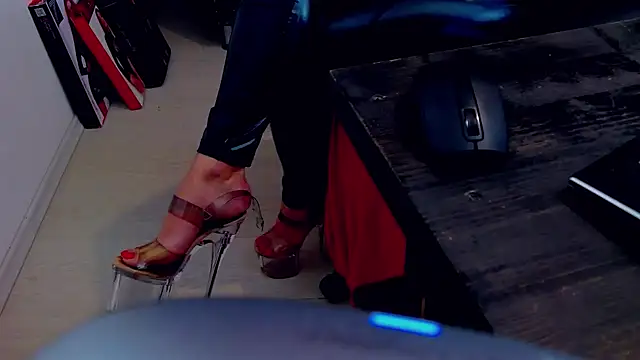 Snapshot of DommeBellatrix chatting on January 4, 2025, 9:43 am DommeBellatrix online show from January 4, 2025, 9:43 am