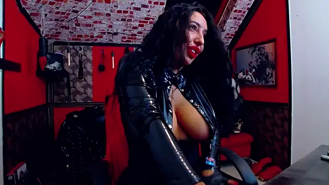 Snapshot of DommeBellatrix chatting on October 7, 2025, 5:15 am DommeBellatrix online show from October 7, 2025, 5:15 am