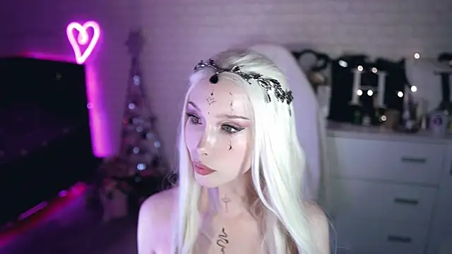 Snapshot of _Uindi_ chatting on February 6, 2025, 8:23 pm Uindi online show from February 6, 2025, 8:23 pm