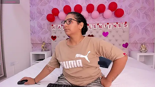 DanielleEvans  online show from February 14, 2025, 11:21 am