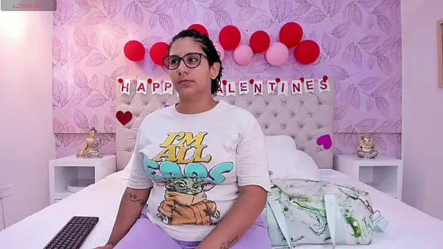 DanielleEvans  online show from February 17, 2025, 11:23 am