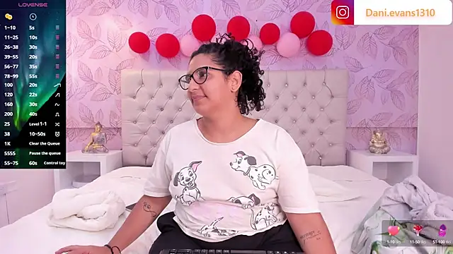 DanielleEvans  online show from February 18, 2025, 10:36 pm