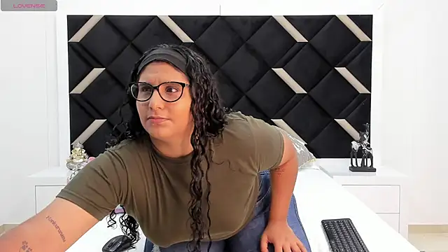 DanielleEvans  online show from March 1, 2025, 11:17 am