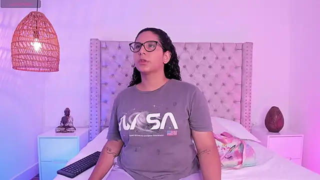 DanielleEvans  online show from March 5, 2025, 11:28 am