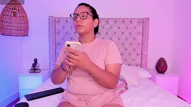 DanielleEvans  online show from March 6, 2025, 11:25 am