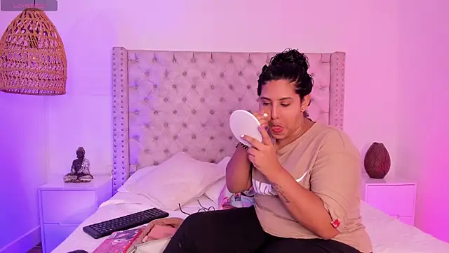 DanielleEvans  online show from March 7, 2025, 11:18 am