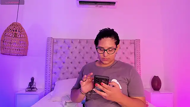 DanielleEvans  online show from March 17, 2025, 11:31 am