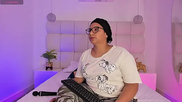 DanielleEvans  online show from September 12, 2025, 11:21 am