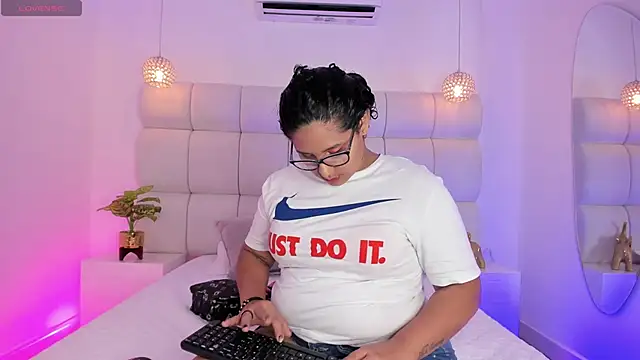 DanielleEvans  online show from September 19, 2025, 11:22 am