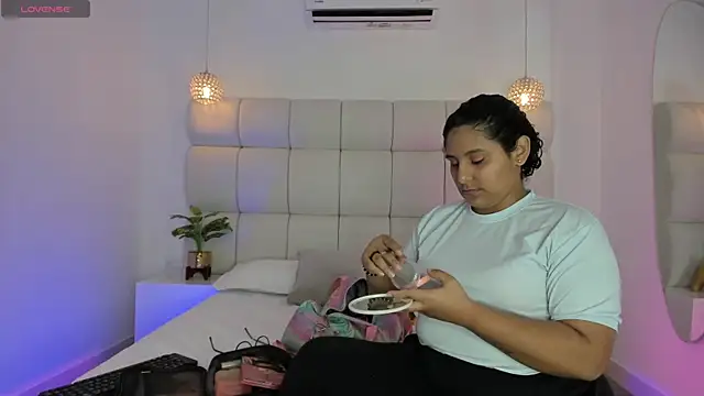 DanielleEvans  online show from October 9, 2025, 11:19 am